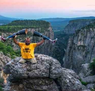 17 Ağustos'un yarım bıraktığı rekortmen depremzedelere sırrını anlatıyor