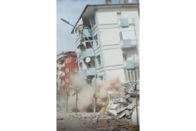 5.6'lık depremde binaların yıkılma anı kameraya yansıdı
