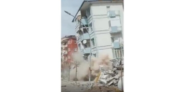 5.6'lık depremde binaların yıkılma anı kameraya yansıdı