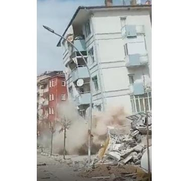 5.6'lık depremde binaların yıkılma anı kameraya yansıdı