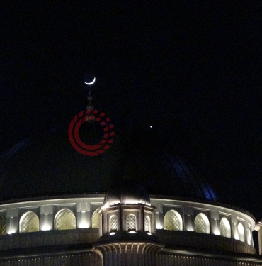 Ay, Venüs ve Jüpiter yakınlaşması Taksim Camii ile birlikte görüntülendi