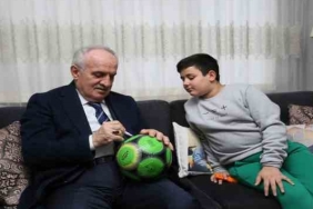 Başkan Aygün, depremzede çocuklara oyuncak hediye etti