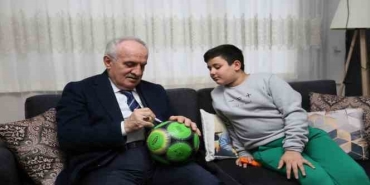Başkan Aygün, depremzede çocuklara oyuncak hediye etti