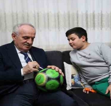 Başkan Aygün, depremzede çocuklara oyuncak hediye etti