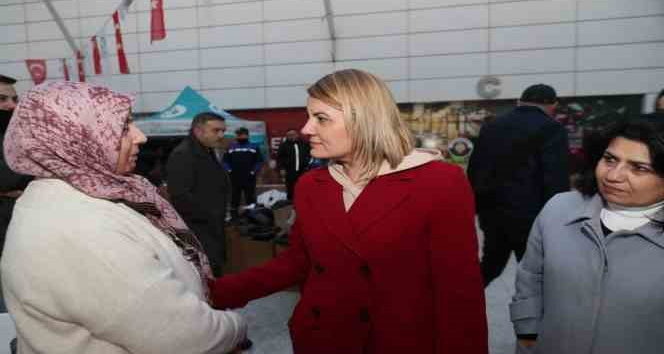 Başkan Hürriyet, İzmit'e gelen depremzedeleri ziyaret etti