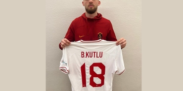 Berkan Kutlu, depremzedeler için milli takım formasını bağışladı
