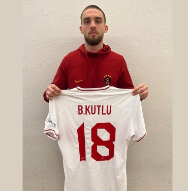 Berkan Kutlu, depremzedeler için milli takım formasını bağışladı