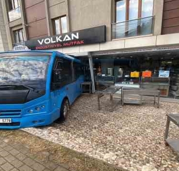 Camiden çıkıp dükkanına geldi, gördüğü manzarayla hayrete düştü