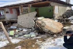 Depremde dağdan kopan kayalar evlerin üzerine düştü