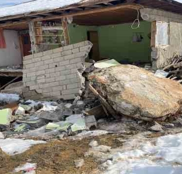 Depremde dağdan kopan kayalar evlerin üzerine düştü