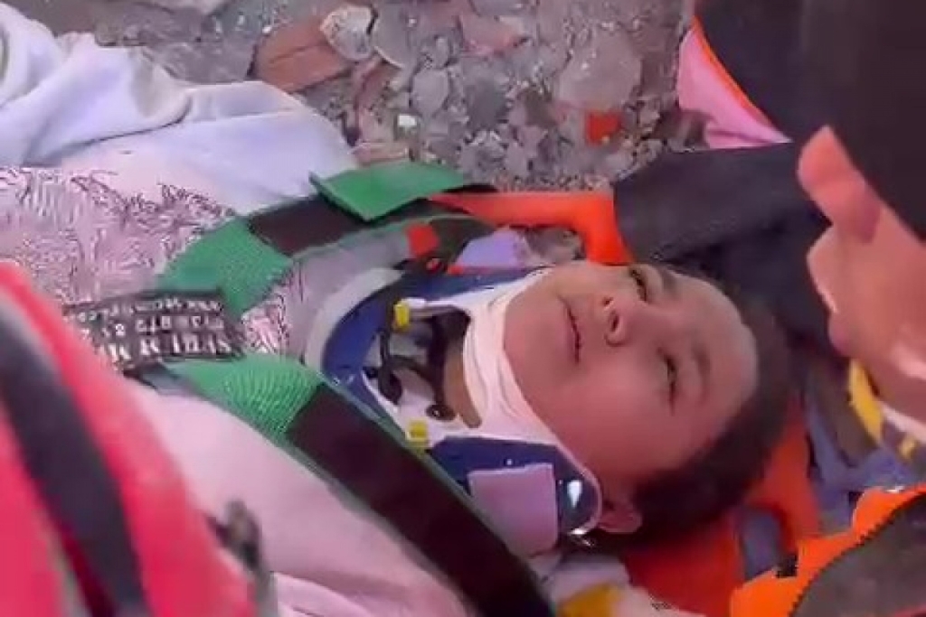 Depremin 11. gününde 248. saatte 17 yaşındaki kız enkazdan sağ çıkarıldı