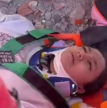Depremin 11. gününde 248. saatte 17 yaşındaki kız enkazdan sağ çıkarıldı