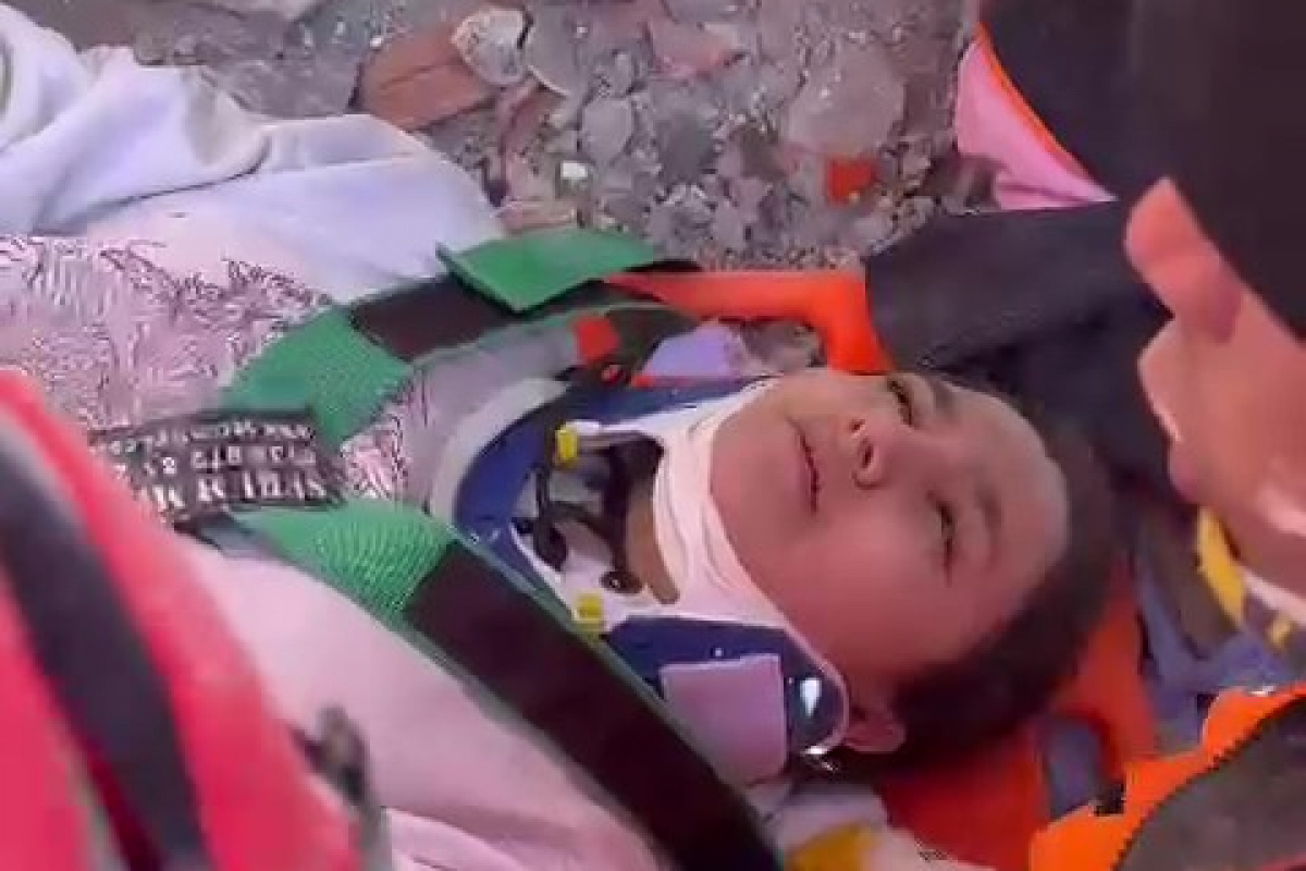 Depremin 11. gününde 248. saatte 17 yaşındaki kız enkazdan sağ çıkarıldı