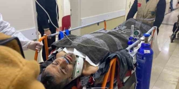Depremin 296. saatinde kurtarılan Suriyeli Muhammed'in doktorlarla konuştuğu anlar kamerada