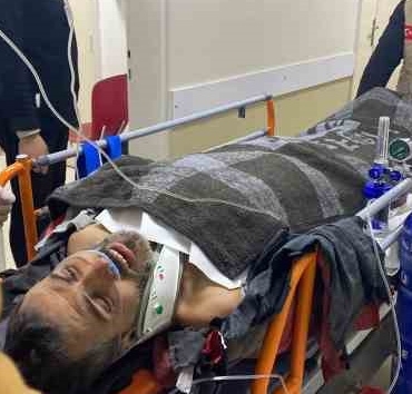 Depremin 296. saatinde kurtarılan Suriyeli Muhammed'in doktorlarla konuştuğu anlar kamerada