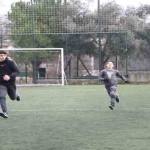 depremzede-cocuklar-futbol-oynayarak-moral-depoluyor
