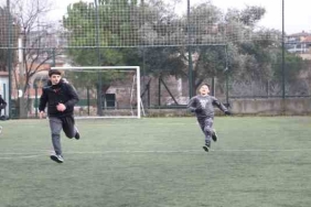 Depremzede çocuklar futbol oynayarak moral depoluyor