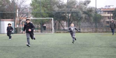 Depremzede çocuklar futbol oynayarak moral depoluyor