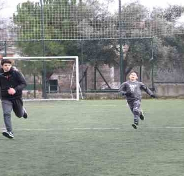 Depremzede çocuklar futbol oynayarak moral depoluyor