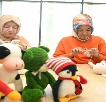 Depremzede çocuklar için örüyorlar