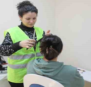 Depremzede kadınlar, kuaförlük hizmetiyle moral buldu