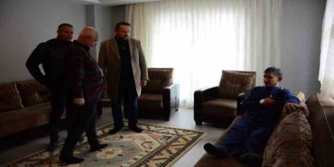 Depremzede yaşlı çift, gazeteciler ve hayırseverler tarafından eve yerleştirildi