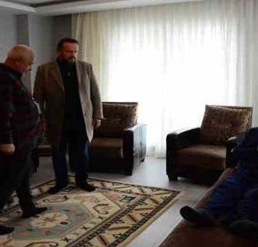 Depremzede yaşlı çift, gazeteciler ve hayırseverler tarafından eve yerleştirildi