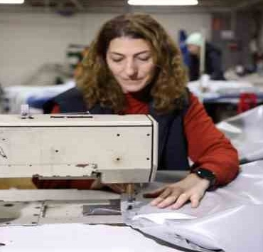 Depremzedeler için el emeği çadırlar hazırladılar