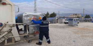 Derince Belediyesi afet bölgesinde çalışmalarını sürdürüyor
