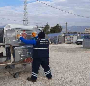 Derince Belediyesi afet bölgesinde çalışmalarını sürdürüyor