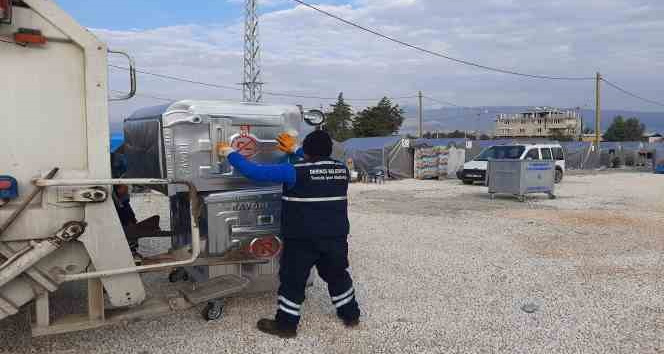 Derince Belediyesi afet bölgesinde çalışmalarını sürdürüyor