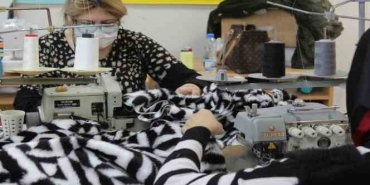 Dikiş makineleri depremzedeler için çalıştırılıyor