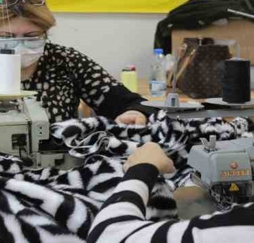 Dikiş makineleri depremzedeler için çalıştırılıyor