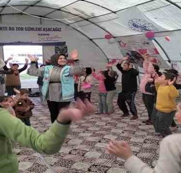 Elazığ Belediyesinin kurduğu oyun çadırı, depremzede çocukların neşe kaynağı oldu