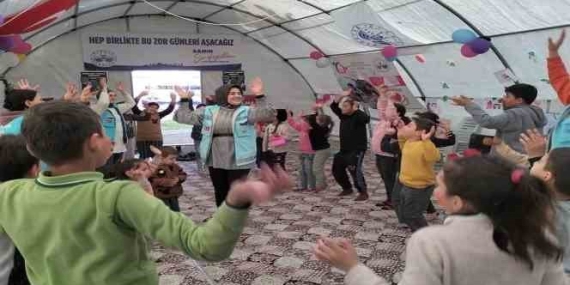 Elazığ Belediyesinin kurduğu oyun çadırı, depremzede çocukların neşe kaynağı oldu