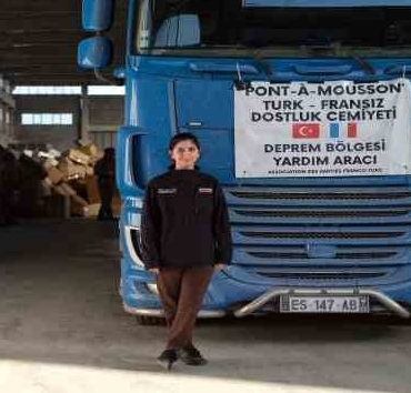 Fransa'dan kendi tırıyla yardım getiren 24 yaşındaki kadın Kahramanmaraş'a ulaştı