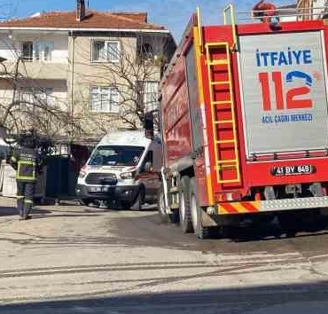 Gecekonduda çıkan yangında 2 kişi dumandan etkilendi