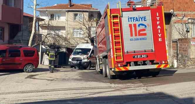 Gecekonduda çıkan yangında 2 kişi dumandan etkilendi