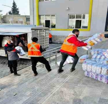 Gezici ekipler depremzedelerin tüm ihtiyaçlarını karşılıyor