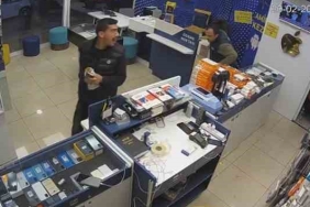 Hatay depreminde panik anları güvenlik kamerasına yansıdı