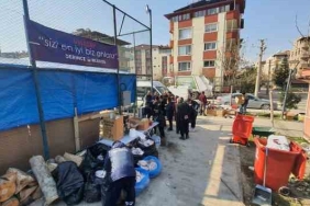 Hem arama kurtarmada hem de aşevi hizmetinde görev başındalar