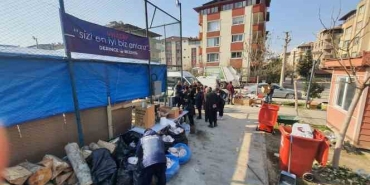 Hem arama kurtarmada hem de aşevi hizmetinde görev başındalar