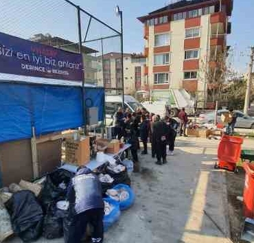 Hem arama kurtarmada hem de aşevi hizmetinde görev başındalar