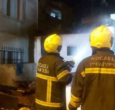 İki bina arasındaki kömürlük alev alev yandı