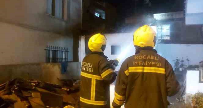 İki bina arasındaki kömürlük alev alev yandı