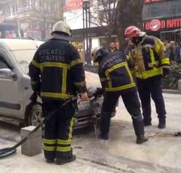 İtfaiye yangını söndürdü, vatandaş meraklı gözlerle olan biteni izledi