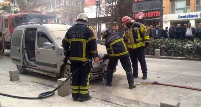 İtfaiye yangını söndürdü, vatandaş meraklı gözlerle olan biteni izledi