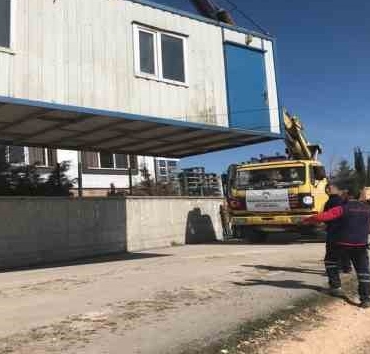 İzmit Belediyesi, Adıyaman'da konteyner ve çadırları yerleştirmeye başladı