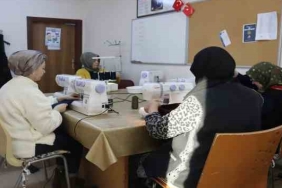 Kadın kursiyerler, deprem bölgesindeki çocuklar için eşofman takımı üretiyor