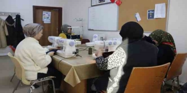 Kadın kursiyerler, deprem bölgesindeki çocuklar için eşofman takımı üretiyor